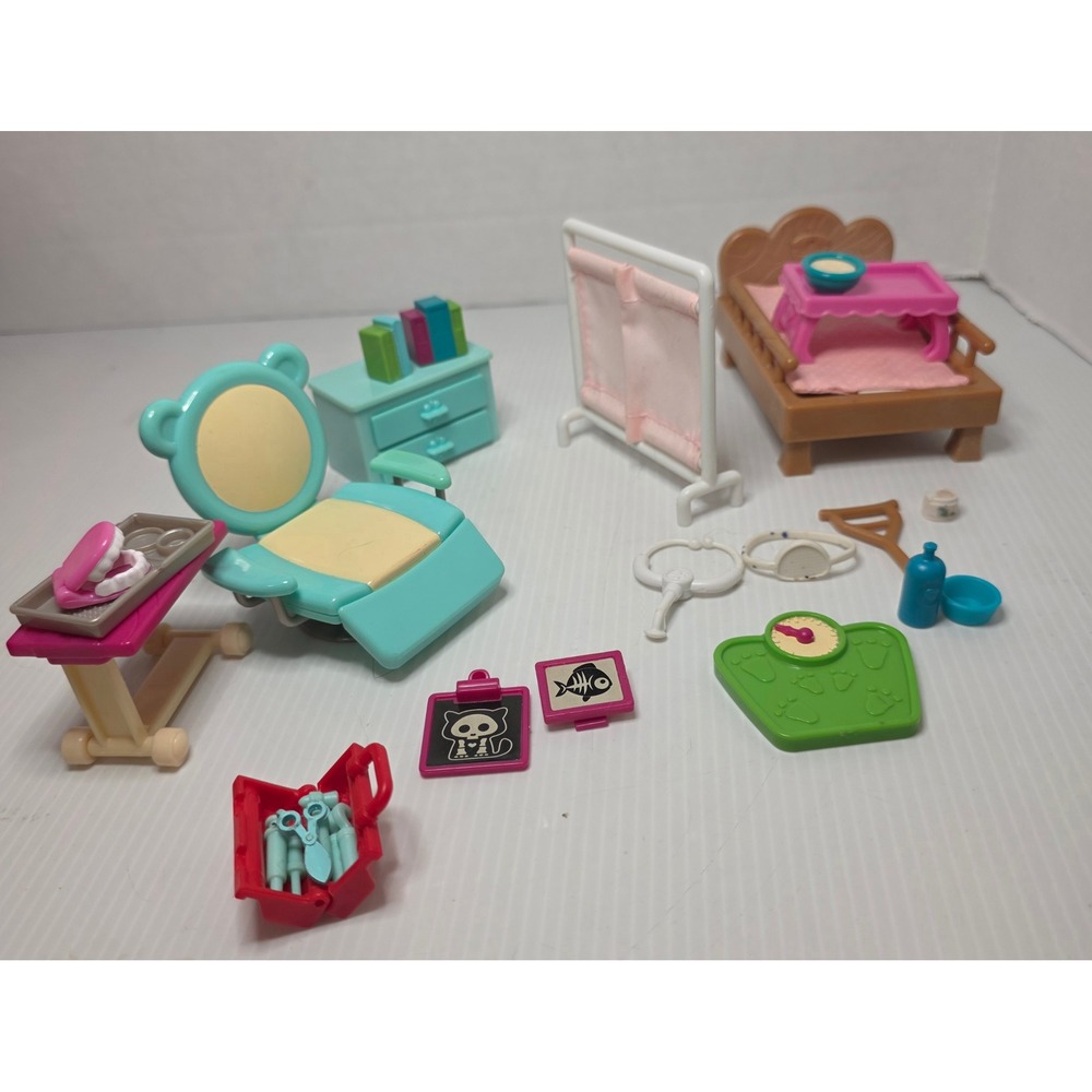 Li'l Woodzeez Walk-In Clinic Playset Pieces OS Multicolor Fair 6443Z